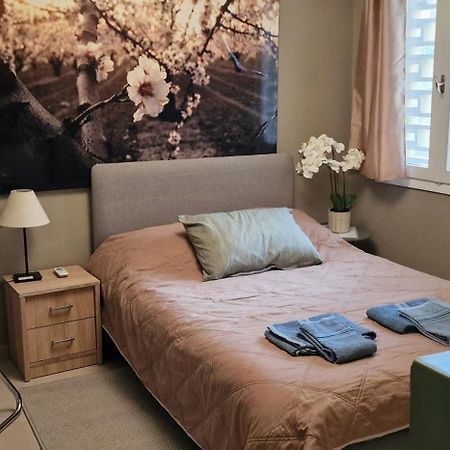 A Cozy Affordable Place At Voula Atene Esterno foto